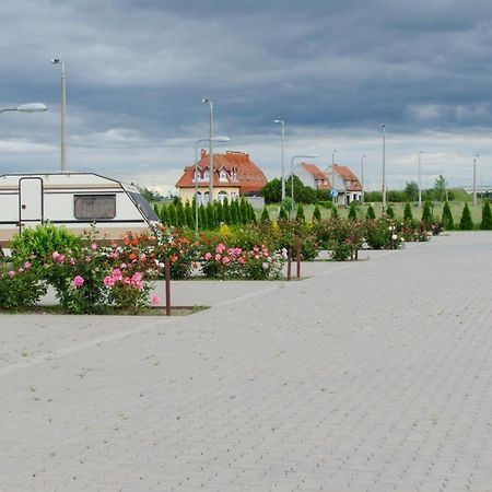 Hotel Rozsa Csarda Bungalow & Caravan Park ヘジェシャロム エクステリア 写真