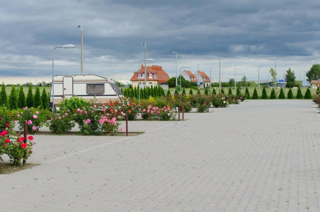 Hotel Rozsa Csarda Bungalow & Caravan Park ヘジェシャロム エクステリア 写真